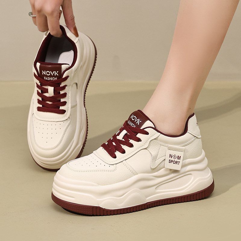 Női casual sportcipő rejtett magasságot növelő sarkúval és vastag talppal, fűzővel, felsőrész: szuper rost, belső: természetes bőr, talp: poliuretán.