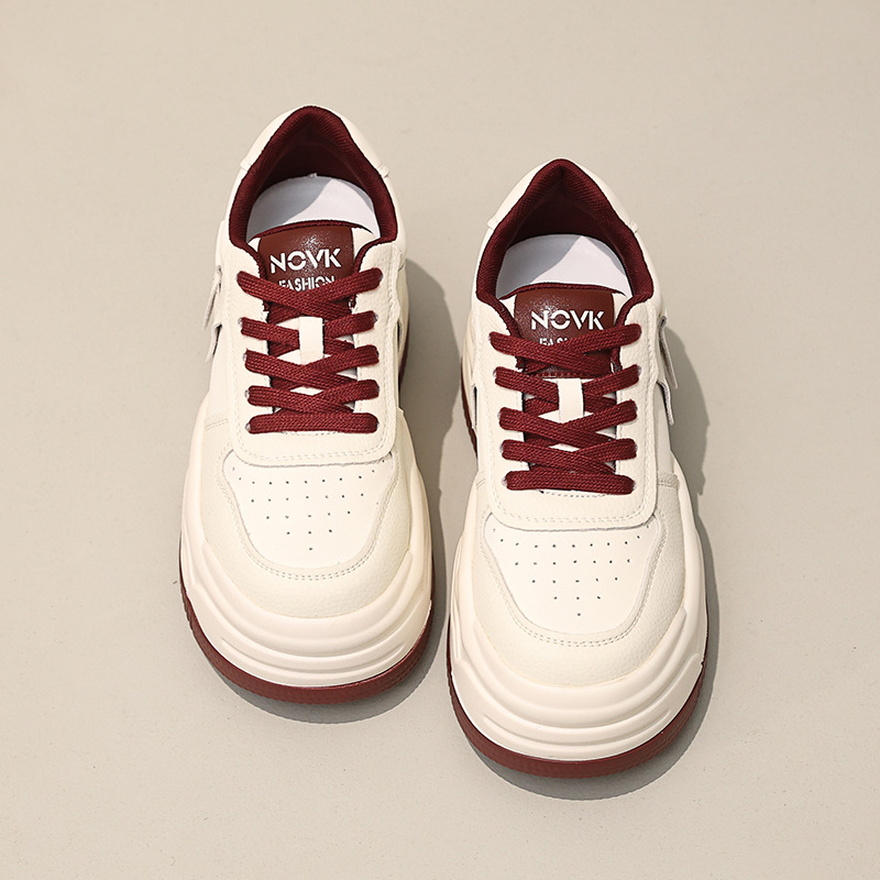 Női casual sportcipő rejtett magasságot növelő sarkúval és vastag talppal, fűzővel, felsőrész: szuper rost, belső: természetes bőr, talp: poliuretán.