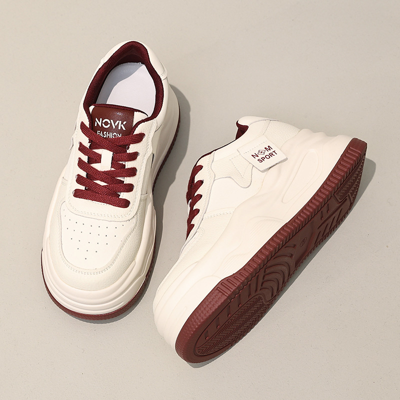 Női casual sportcipő rejtett magasságot növelő sarkúval és vastag talppal, fűzővel, felsőrész: szuper rost, belső: természetes bőr, talp: poliuretán.