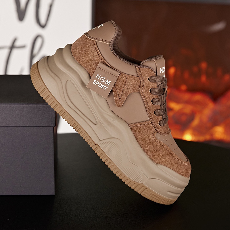 Női casual sportcipő rejtett magasságot növelő sarkúval és vastag talppal, fűzővel, felsőrész: szuper rost, belső: természetes bőr, talp: poliuretán.