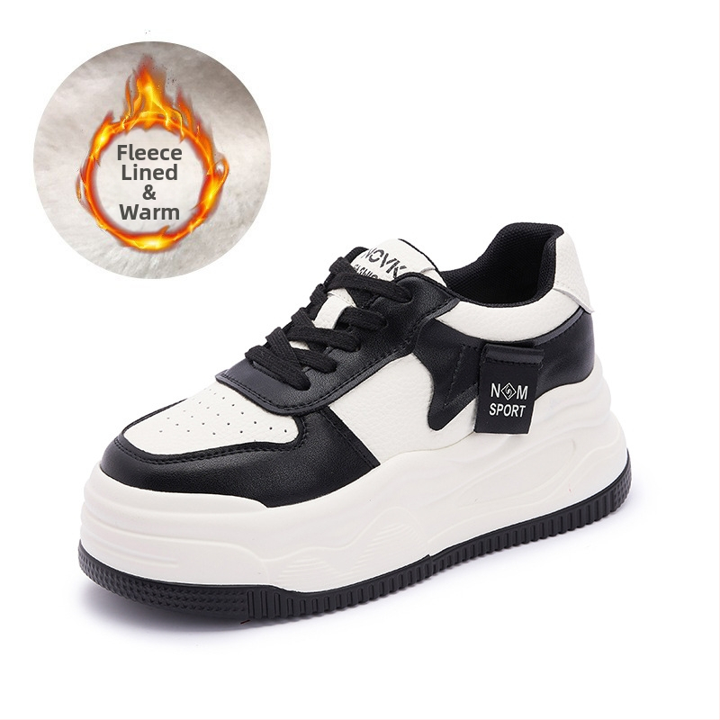 Női casual sportcipő rejtett magasságot növelő sarkúval és vastag talppal, fűzővel, felsőrész: szuper rost, belső: természetes bőr, talp: poliuretán.