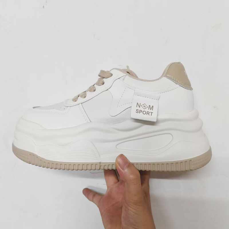 Női casual sportcipő rejtett magasságot növelő sarkúval és vastag talppal, fűzővel, felsőrész: szuper rost, belső: természetes bőr, talp: poliuretán.