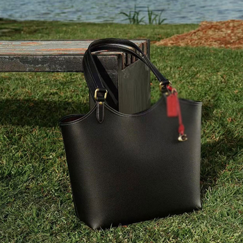 PVC tote torba s vintage floral uzorkom, magnetsko zatvaranje, jedna naramenica, podstava od poliester-bavlna, unutarnji džepovi: džep za dokumente i džep sa zatvaračem
