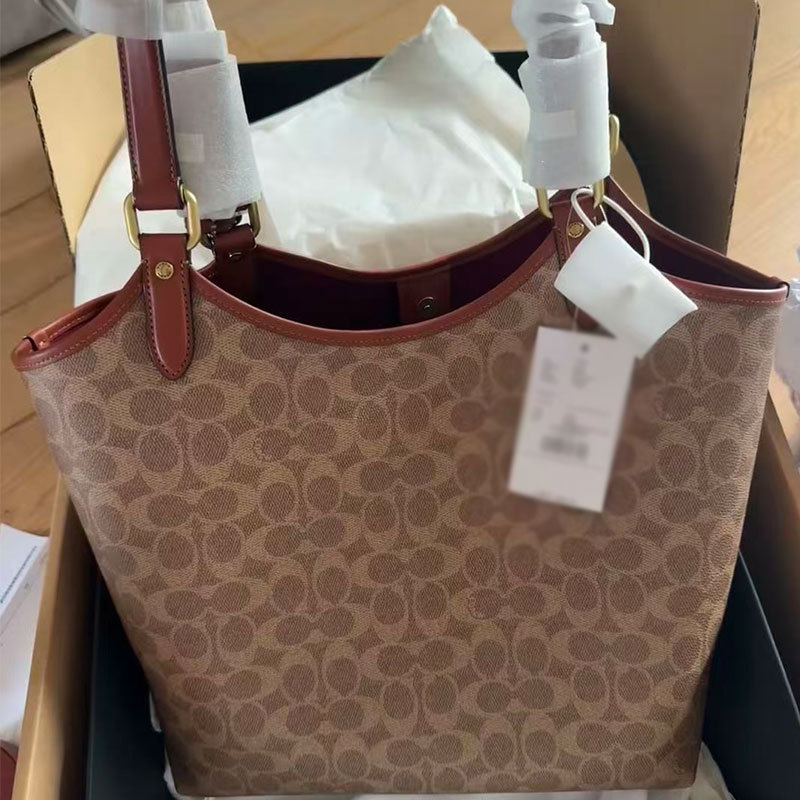 PVC tote torba s vintage floral uzorkom, magnetsko zatvaranje, jedna naramenica, podstava od poliester-bavlna, unutarnji džepovi: džep za dokumente i džep sa zatvaračem