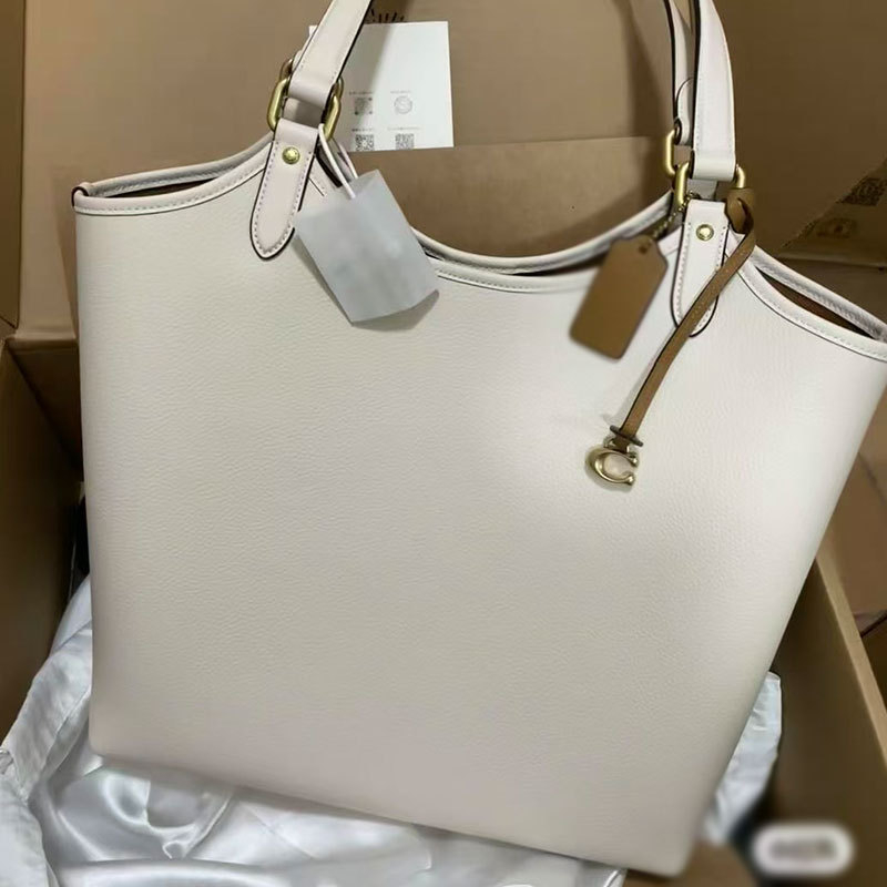 PVC tote torba s vintage floral uzorkom, magnetsko zatvaranje, jedna naramenica, podstava od poliester-bavlna, unutarnji džepovi: džep za dokumente i džep sa zatvaračem