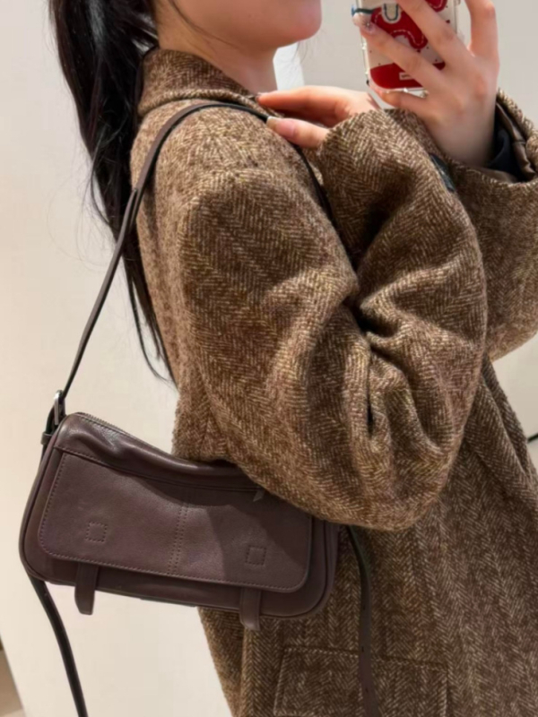 Messenger torba od mikrovlaknaste kože, commuter stil, vodoravni kvadratni oblik, magnetsko zatvaranje, džep za telefon
