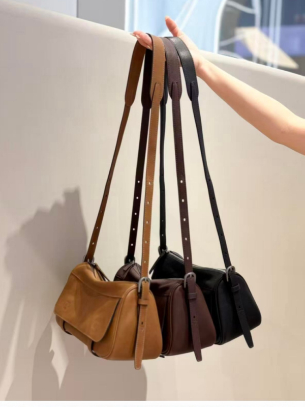 Messenger torba od mikrovlaknaste kože, commuter stil, vodoravni kvadratni oblik, magnetsko zatvaranje, džep za telefon