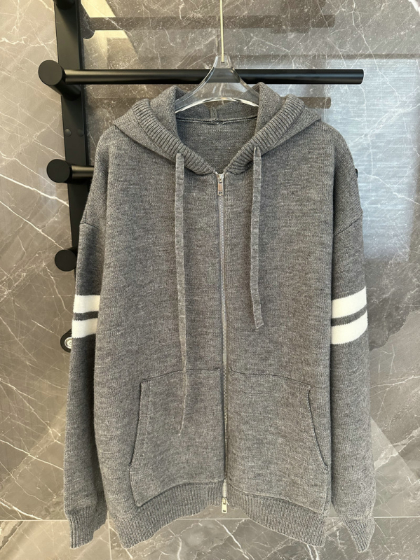 Cardigan stil džemper s kapuljom, slobodan kroj, zip zatvarač, dugi rukavi, vuneno-viskozna smjesa.