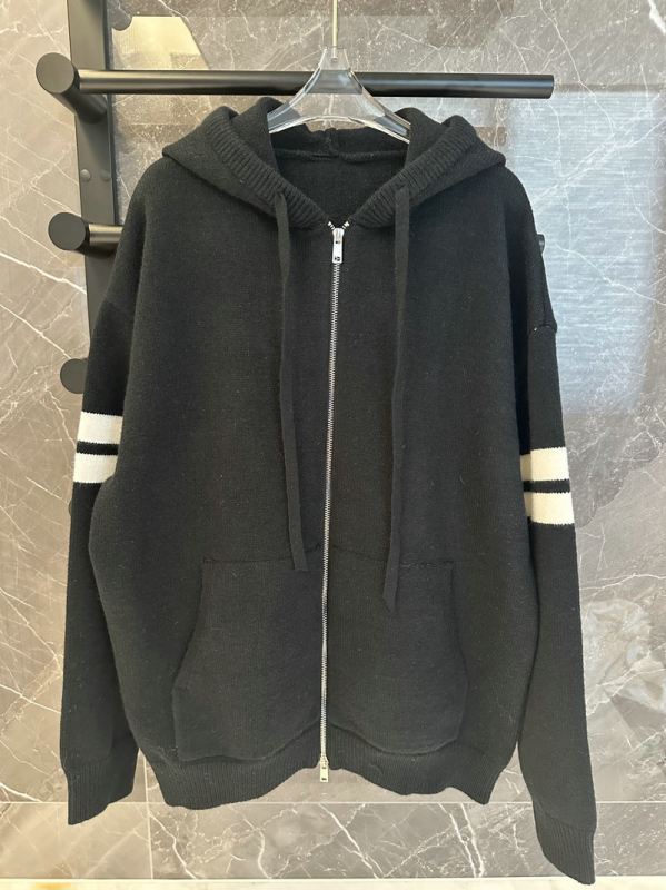 Cardigan stil džemper s kapuljom, slobodan kroj, zip zatvarač, dugi rukavi, vuneno-viskozna smjesa.