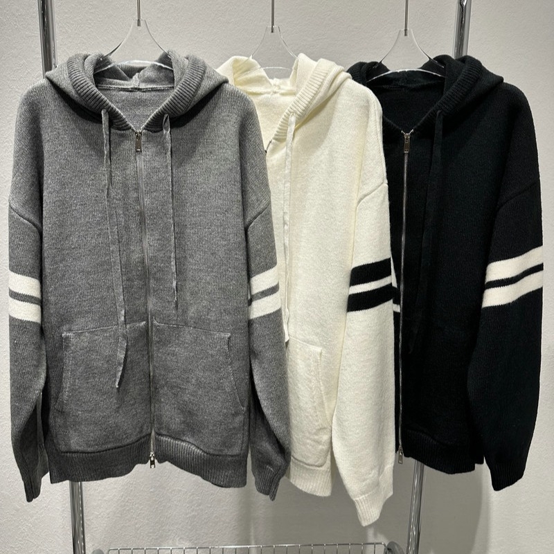 Cardigan stil džemper s kapuljom, slobodan kroj, zip zatvarač, dugi rukavi, vuneno-viskozna smjesa.