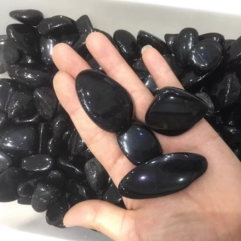 Pietriș natural de obsidian pentru acvariu – decor pentru peisaj, granule cristaline, design geometric, stil modern minimalist; ambalaj carton.