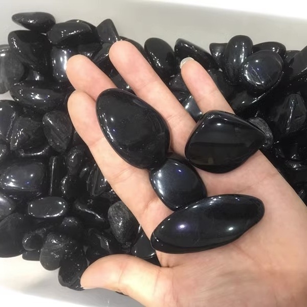 Pietriș natural de obsidian pentru acvariu – decor pentru peisaj, granule cristaline, design geometric, stil modern minimalist; ambalaj carton.