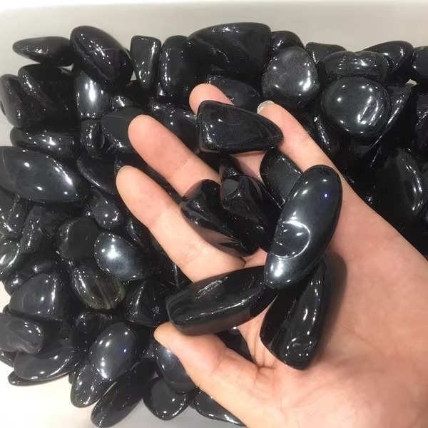 Pietriș natural de obsidian pentru acvariu – decor pentru peisaj, granule cristaline, design geometric, stil modern minimalist; ambalaj carton.