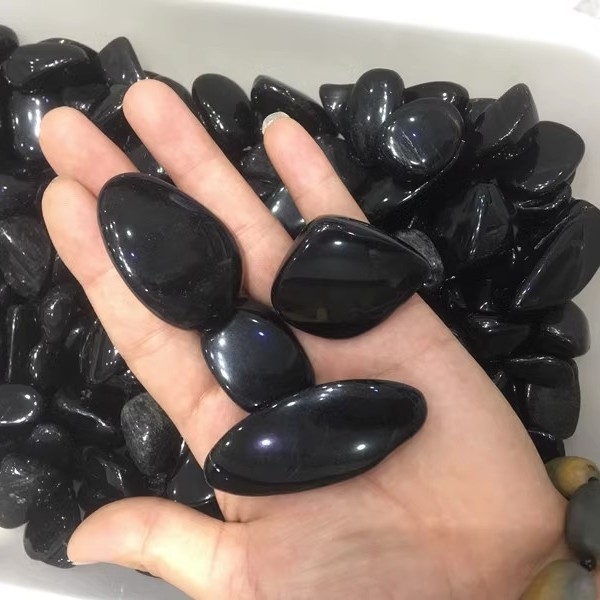 Pietriș natural de obsidian pentru acvariu – decor pentru peisaj, granule cristaline, design geometric, stil modern minimalist; ambalaj carton.