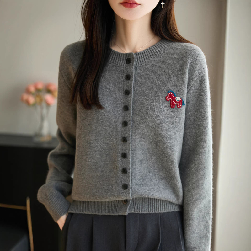 Kardigan s izvezenim malim konjem, životinjski uzorak, pleteni materijal od vune, okrugli izrez, dugi rukavi, slobodan kroj