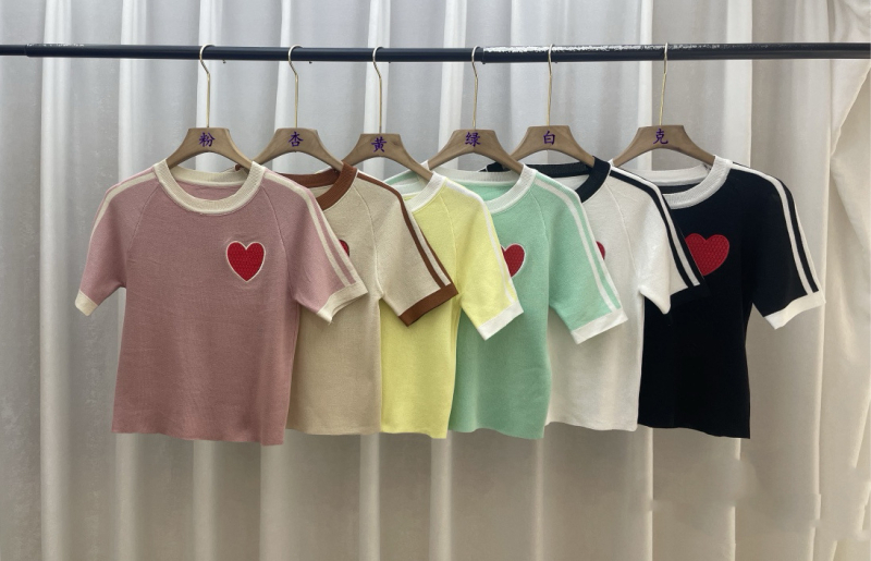 Džemper od ice-silk tkanine s panelnim uzorkom, ovratnik u obliku U, rukavi 3/4, slim fit