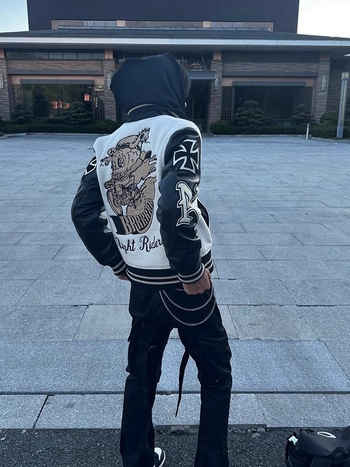 Baseball kabát koponya-lovag motívummal, patchwork bőr panelokkal, laza szabás, állógallér, gyapjú anyag