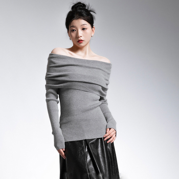 Пуловер трикотаж от полиестер-вискозна смес, едноцветен, плътен, дълги ръкави, право кроя