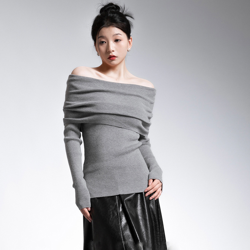 Пуловер трикотаж от полиестер-вискозна смес, едноцветен, плътен, дълги ръкави, право кроя