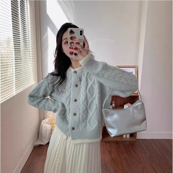 Ženski kratki pleteni kardigan s polo ovratnikom, slobodan kroj, srednje debljine, jednobojni uzorak (Materijal: Spandeks + regenerirana celuloza; Oblik: Slobodan kroj; Debljina: Srednja; Ovratnik: Polo; Rukavi: Dugi)