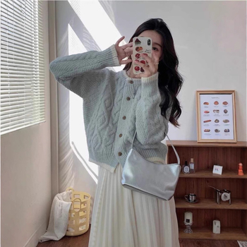 Ženski kratki pleteni kardigan s polo ovratnikom, slobodan kroj, srednje debljine, jednobojni uzorak (Materijal: Spandeks + regenerirana celuloza; Oblik: Slobodan kroj; Debljina: Srednja; Ovratnik: Polo; Rukavi: Dugi)