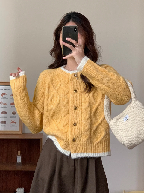 Ženski kratki pleteni kardigan s polo ovratnikom, slobodan kroj, srednje debljine, jednobojni uzorak (Materijal: Spandeks + regenerirana celuloza; Oblik: Slobodan kroj; Debljina: Srednja; Ovratnik: Polo; Rukavi: Dugi)