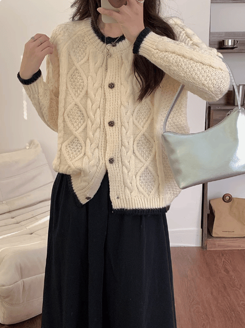 Ženski kratki pleteni kardigan s polo ovratnikom, slobodan kroj, srednje debljine, jednobojni uzorak (Materijal: Spandeks + regenerirana celuloza; Oblik: Slobodan kroj; Debljina: Srednja; Ovratnik: Polo; Rukavi: Dugi)