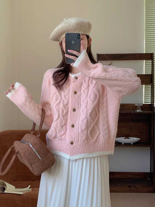 Ženski kratki pleteni kardigan s polo ovratnikom, slobodan kroj, srednje debljine, jednobojni uzorak (Materijal: Spandeks + regenerirana celuloza; Oblik: Slobodan kroj; Debljina: Srednja; Ovratnik: Polo; Rukavi: Dugi)