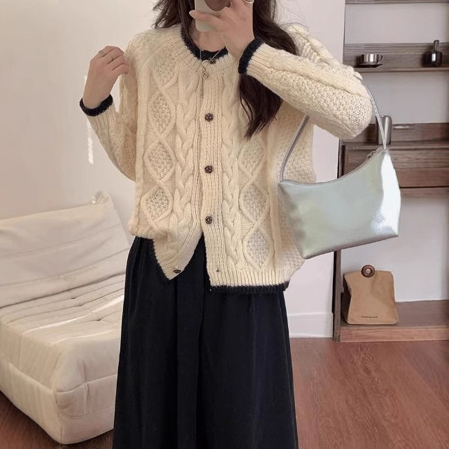 Ženski kratki pleteni kardigan s polo ovratnikom, slobodan kroj, srednje debljine, jednobojni uzorak (Materijal: Spandeks + regenerirana celuloza; Oblik: Slobodan kroj; Debljina: Srednja; Ovratnik: Polo; Rukavi: Dugi)