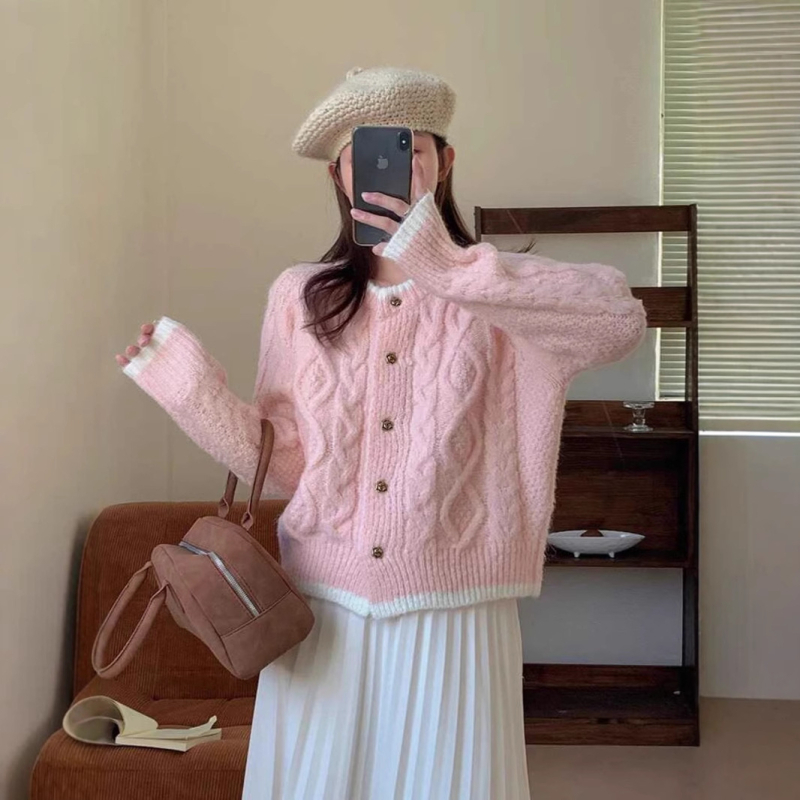 Ženski kratki pleteni kardigan s polo ovratnikom, slobodan kroj, srednje debljine, jednobojni uzorak (Materijal: Spandeks + regenerirana celuloza; Oblik: Slobodan kroj; Debljina: Srednja; Ovratnik: Polo; Rukavi: Dugi)