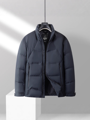 Muška down jakna sa stojećim ovratnikom — sadržaj perja 90%+; 150–200 g punila; materijal poliester