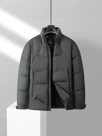 Muška down jakna sa stojećim ovratnikom — sadržaj perja 90%+; 150–200 g punila; materijal poliester