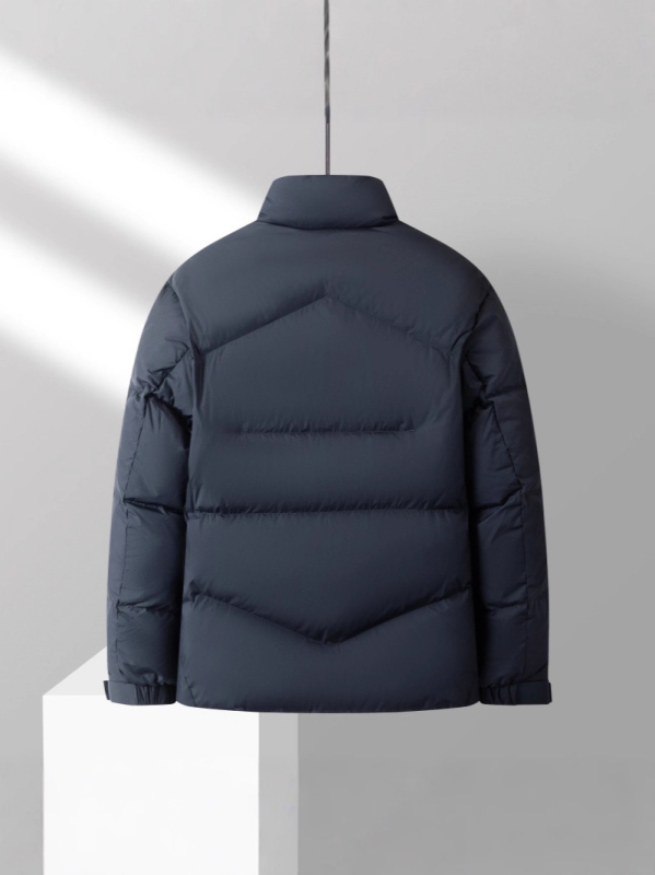 Muška down jakna sa stojećim ovratnikom — sadržaj perja 90%+; 150–200 g punila; materijal poliester