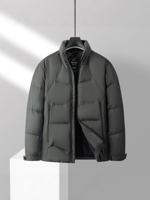 Muška down jakna sa stojećim ovratnikom — sadržaj perja 90%+; 150–200 g punila; materijal poliester