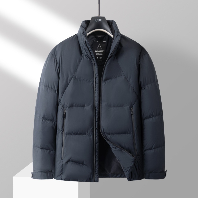 Muška down jakna sa stojećim ovratnikom — sadržaj perja 90%+; 150–200 g punila; materijal poliester