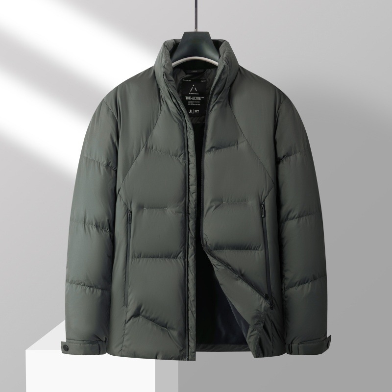Muška down jakna sa stojećim ovratnikom — sadržaj perja 90%+; 150–200 g punila; materijal poliester
