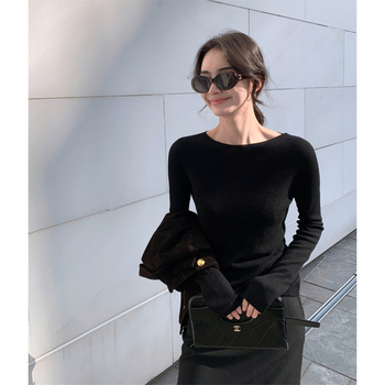 Ženski vuneni pulover, tanak pleteni materijal, uski kroj, dugi rukavi, ovratnik u jednoj liniji