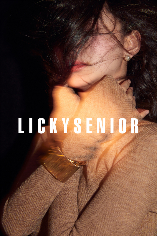 Ženski vuneni pulover, tanak pleteni materijal, uski kroj, dugi rukavi, ovratnik u jednoj liniji