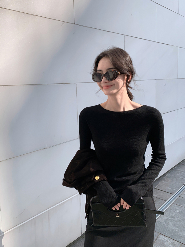 Ženski vuneni pulover, tanak pleteni materijal, uski kroj, dugi rukavi, ovratnik u jednoj liniji