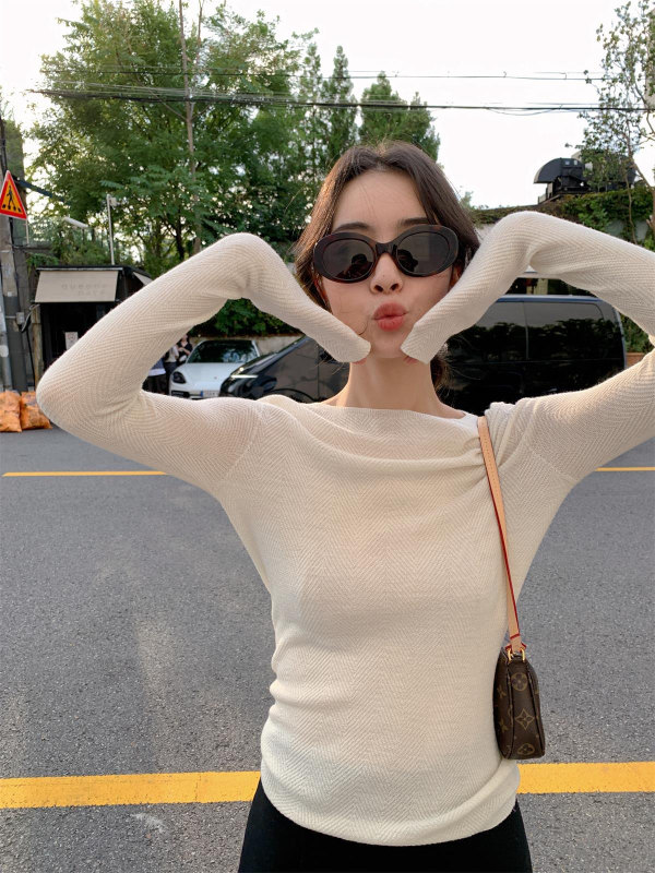 Ženski vuneni pulover, tanak pleteni materijal, uski kroj, dugi rukavi, ovratnik u jednoj liniji