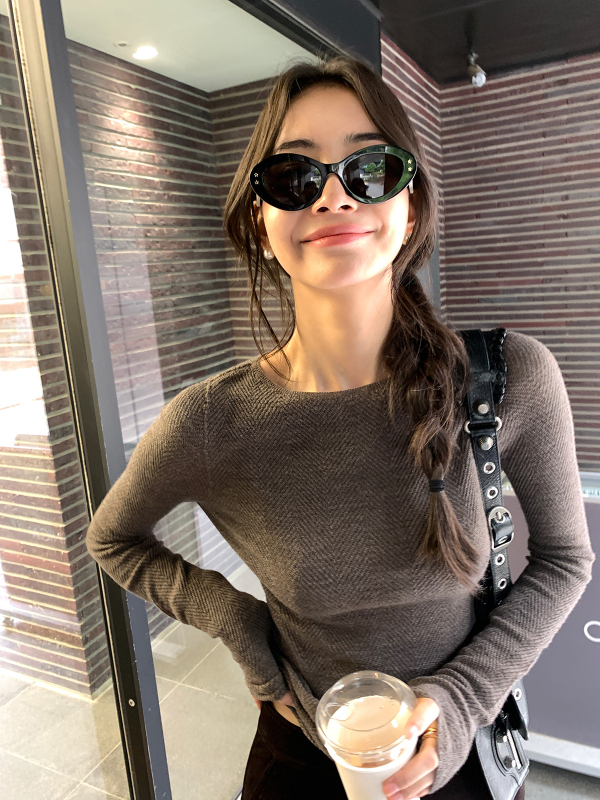 Ženski vuneni pulover, tanak pleteni materijal, uski kroj, dugi rukavi, ovratnik u jednoj liniji