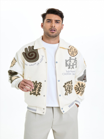 Férfi retro hímzett baseball kabát – lazább szabás, reveres gallér, egysoros gombolás, geometrikus mintázat, gyapjés anyag 70% poliészterrel, tavasz 2025