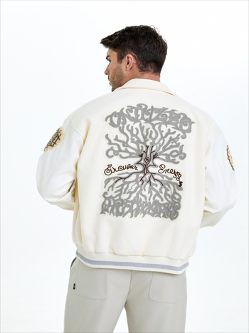 Férfi retro hímzett baseball kabát – lazább szabás, reveres gallér, egysoros gombolás, geometrikus mintázat, gyapjés anyag 70% poliészterrel, tavasz 2025