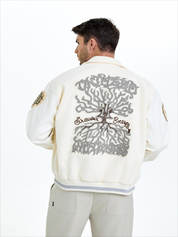 Férfi retro hímzett baseball kabát – lazább szabás, reveres gallér, egysoros gombolás, geometrikus mintázat, gyapjés anyag 70% poliészterrel, tavasz 2025