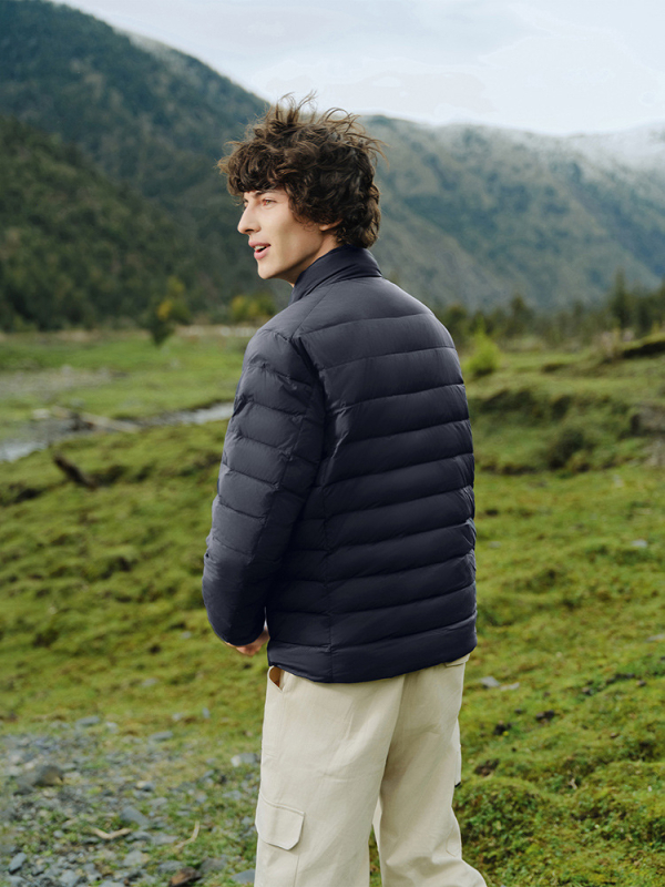 Muška lagana puffer jakna sa stojećim ovratnikom, kratka duljina, prednji zip, punjenje gusjim perjem 86-90%