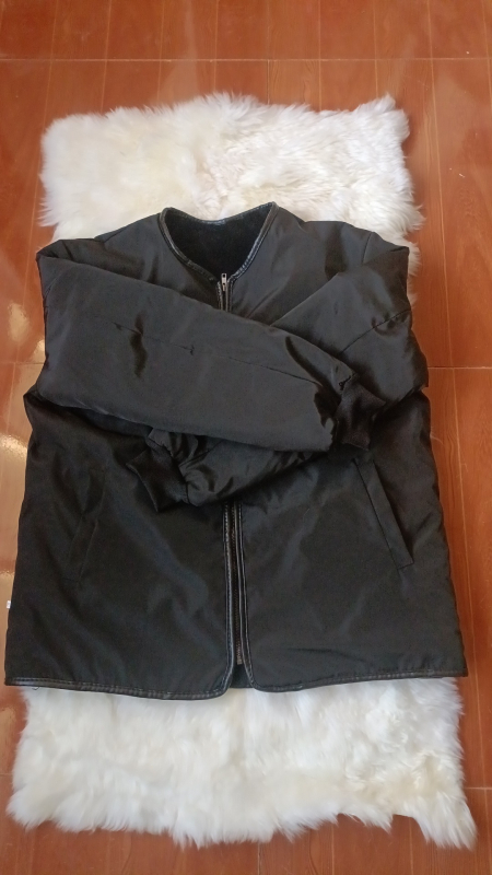 Kožna jakna od prave kože (sheepskin), zimska sezona, zatvarač na zip, kratka dužina ≤40 cm, poslovno casual stil