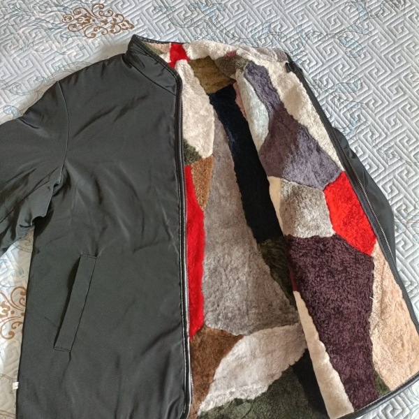 Kožna jakna od prave kože (sheepskin), zimska sezona, zatvarač na zip, kratka dužina ≤40 cm, poslovno casual stil