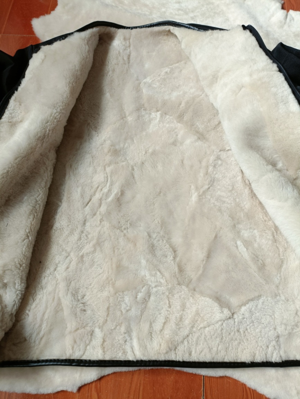 Kožna jakna od prave kože (sheepskin), zimska sezona, zatvarač na zip, kratka dužina ≤40 cm, poslovno casual stil