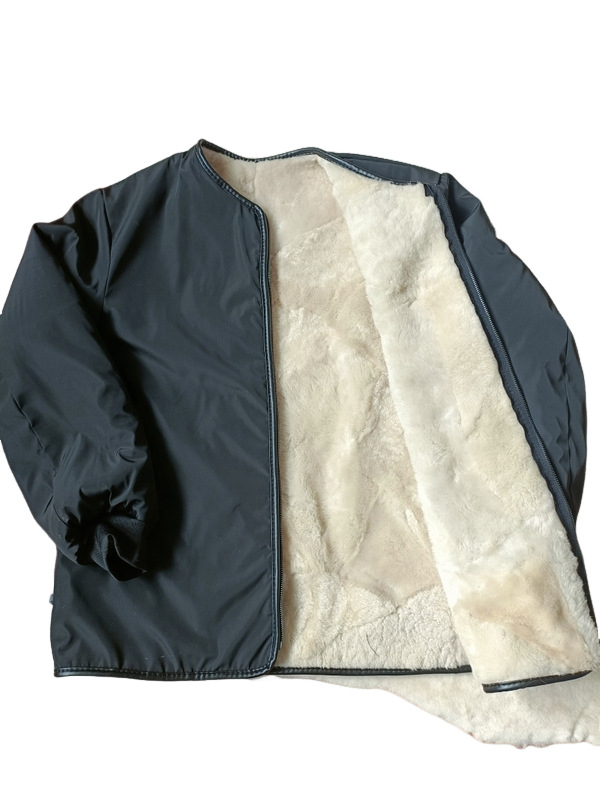 Kožna jakna od prave kože (sheepskin), zimska sezona, zatvarač na zip, kratka dužina ≤40 cm, poslovno casual stil