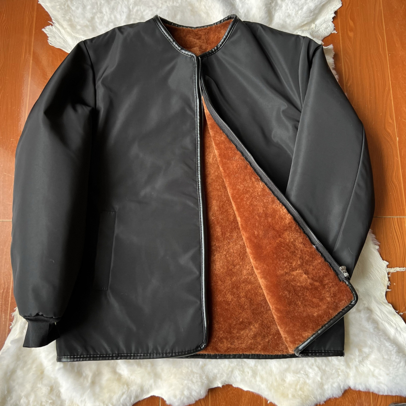 Kožna jakna od prave kože (sheepskin), zimska sezona, zatvarač na zip, kratka dužina ≤40 cm, poslovno casual stil